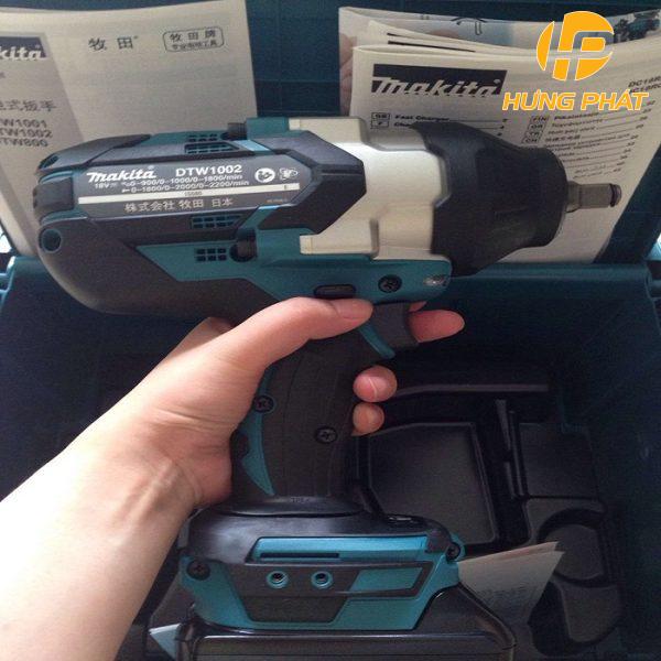 Máy siết bu lông dùng pin Makita DTW1002RTJ (Sạc nhanh(DC18RC), 2 pin 5.0Ah(BL1850B))