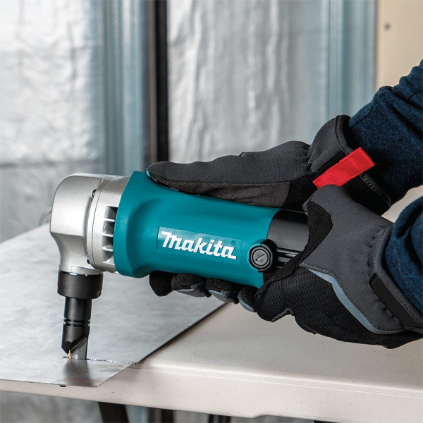 Máy cắt tôn Makita JN1601