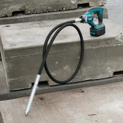 MÁY ĐẦM DÙI BÊ TÔNG DÙNG PIN MAKITA VR002CZ