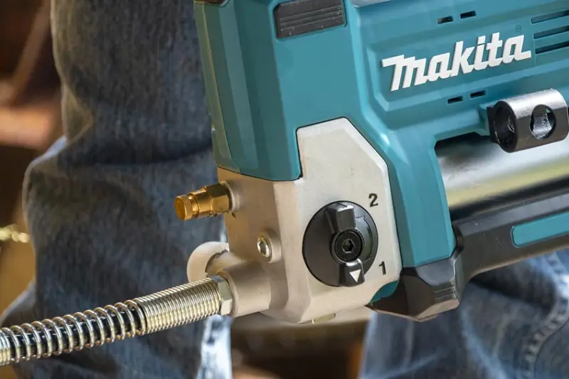 Máy bơm mỡ dùng pin Makita DGP180