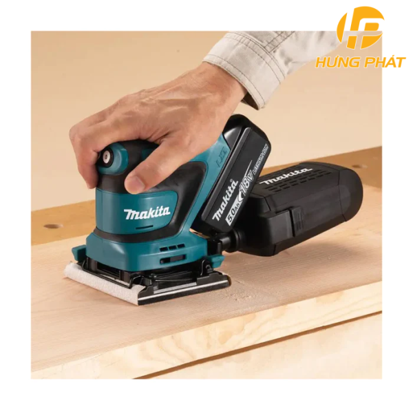 MÁY CHÀ NHÁM RUNG DÙNG PIN DBO481Z (ĐẾ NHỰA/ (không kèm pin sạc)