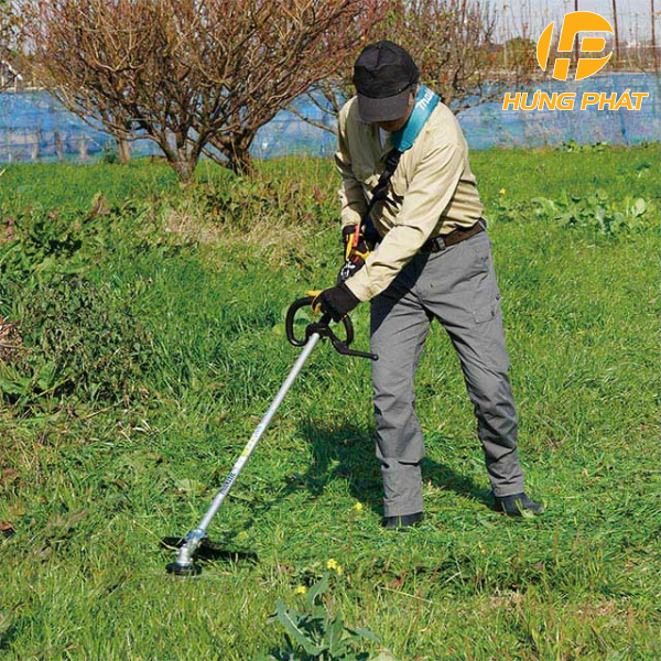 MÁY CẮT CỎ DÙNG PIN UR017GZ (TAY CẦM VÒNG/BL)(40VMAX)